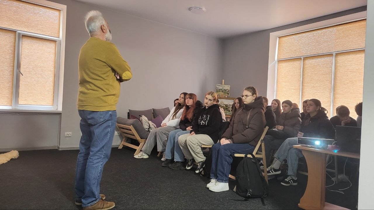 Фото до матеріалу: Анатолій Хеленюк прочитав школярам лекцію про князя Василя-Костянтина та значення Острога в історії Європи
