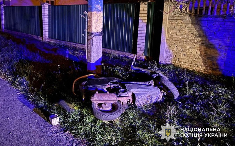 Фото до матеріалу: У Кременчуці скутер врізався в електроопору: двоє поранених госпіталізовано