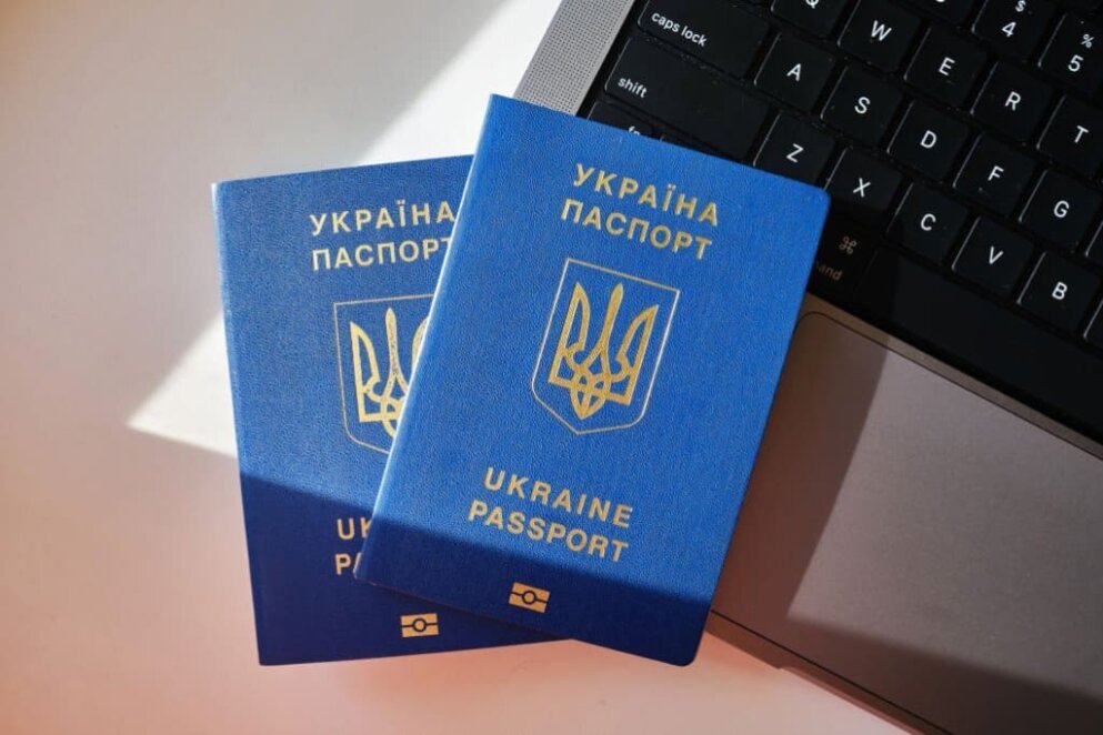 Фото до матеріалу: Чи потрібно здавати старий закордонний паспорт при оформленні нового: роз'яснення