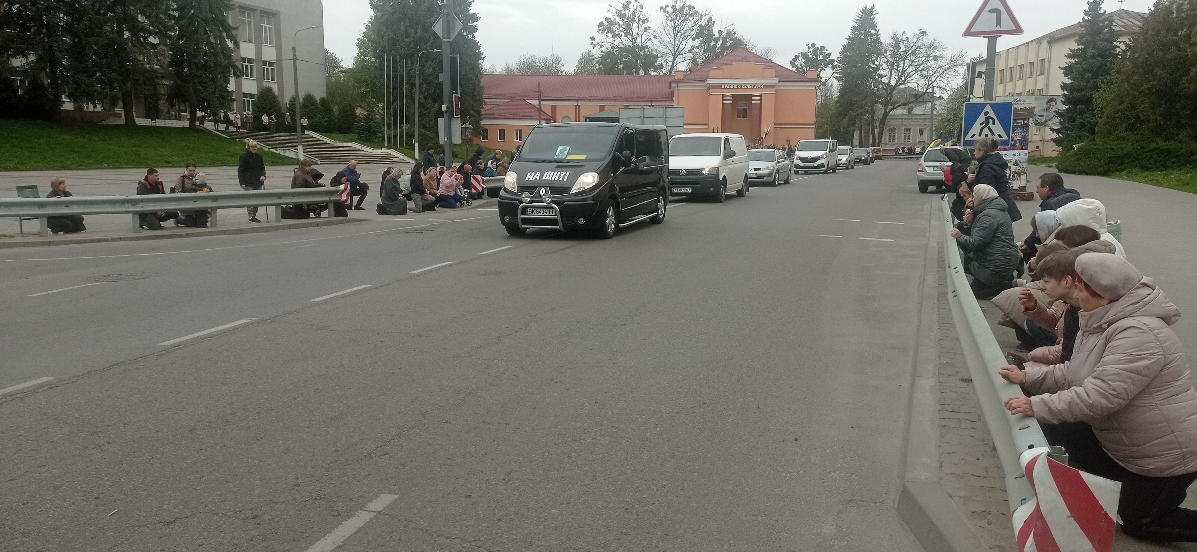 Фото до матеріалу: Прощання з героєм: в Оженині поховали Михайла Куглера, який загинув на Запоріжжі