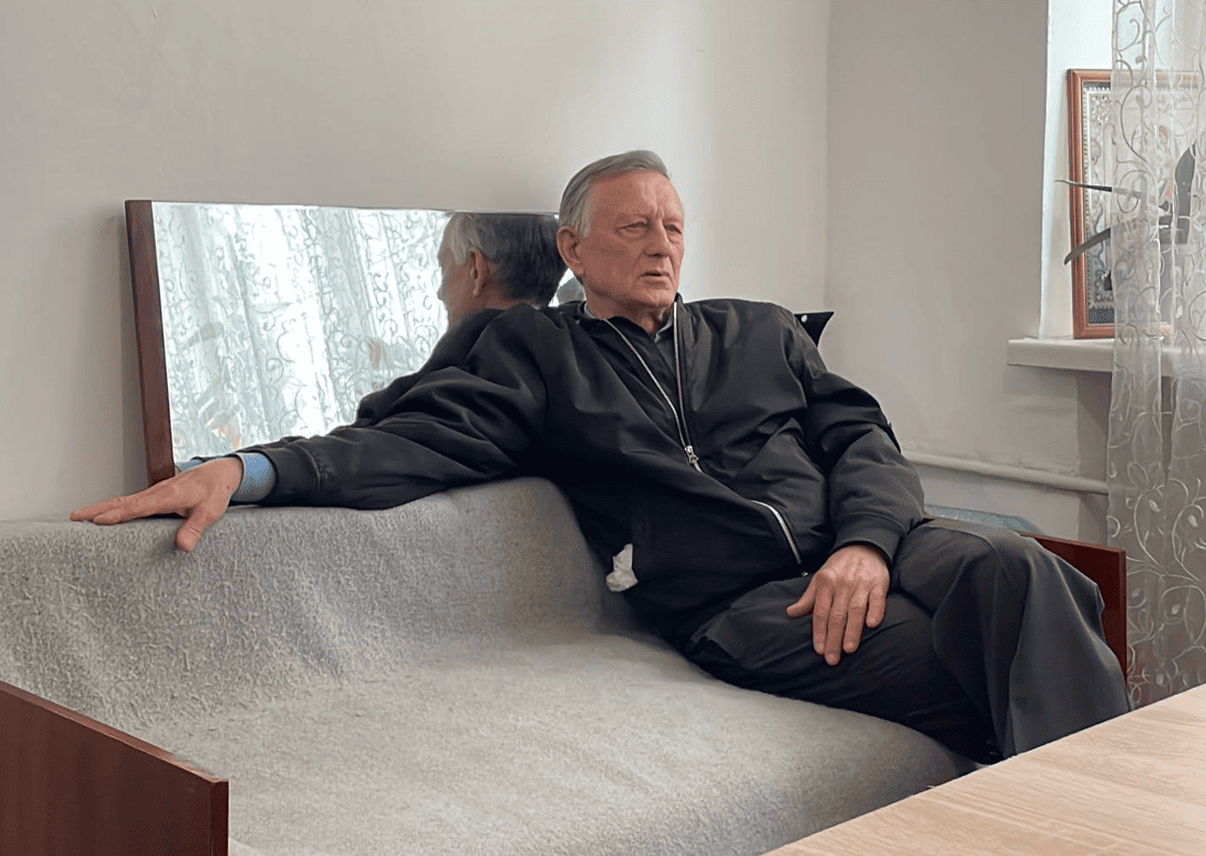 Фото до матеріалу: "Ми гасили пожежу водою з акваріума": 73-річний переселенець розповів про пекло в Маріуполі та нову місію в Чернівцях