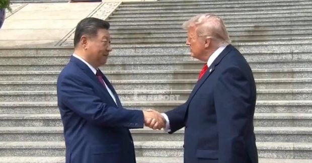 Фото до матеріалу: Трамп і Сі Цзіньпін «дуельнували» руки під час зустрічі в Пекіні