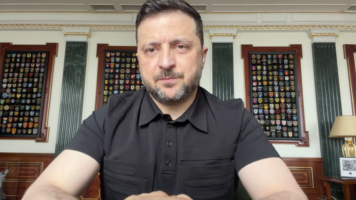 Фото до матеріалу: Скандал навколо R1: чи загрожує це Зеленському і що чекає голову держави