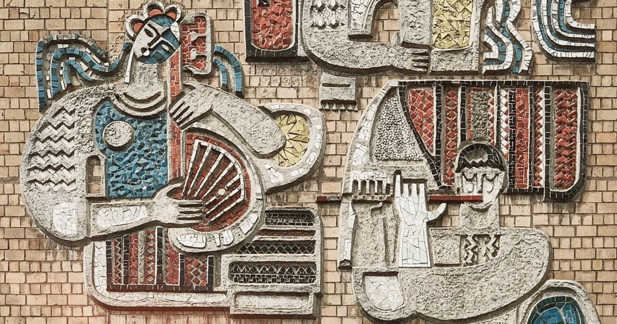 Фото до матеріалу: У Києві демонтували МАФи, що закривали мозаїку 1960-х років