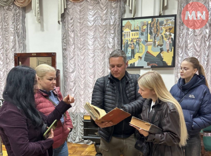 Фото до матеріалу: Унікальне видання творів Гоголя 1913 року передали до музею Ніжина