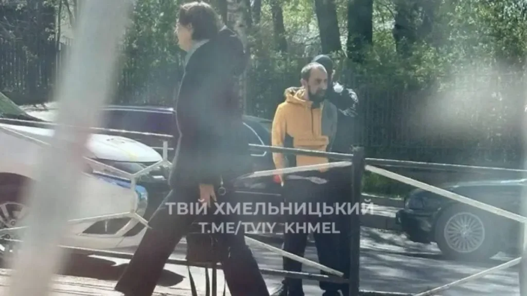 Фото до матеріалу: Стрілянина на Інститутській: поліція Хмельницького затримала чоловіка, який відкрив вогонь