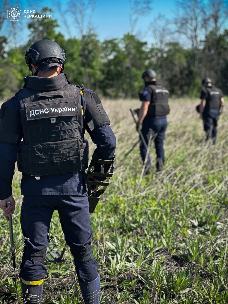 Фото до матеріалу: Черкаські сапери розміновують деокуповані території Харківщини (ФОТО)