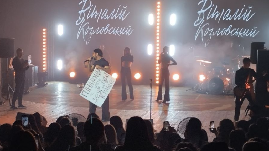 Фото до матеріалу: Аншлаг у Хмельницькому: Віталій Козловський подарував місту дві години емоцій та «Пінаколади»