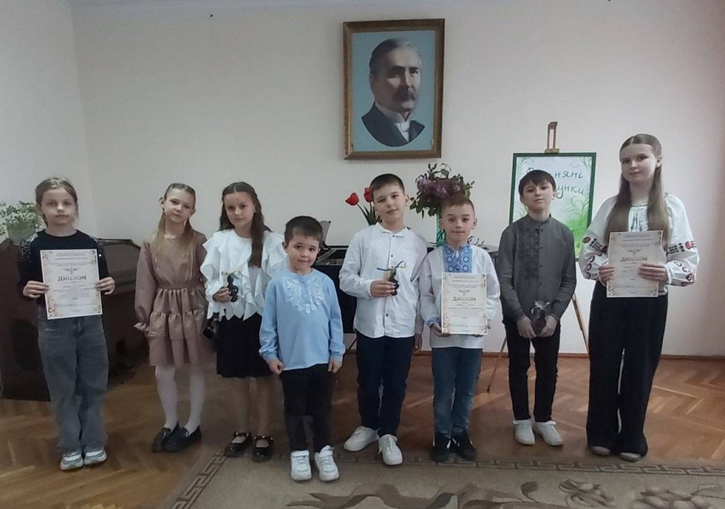 Фото до матеріалу: Діти Маневиччини зібралися на IX конкурс «Весняні візерунки»