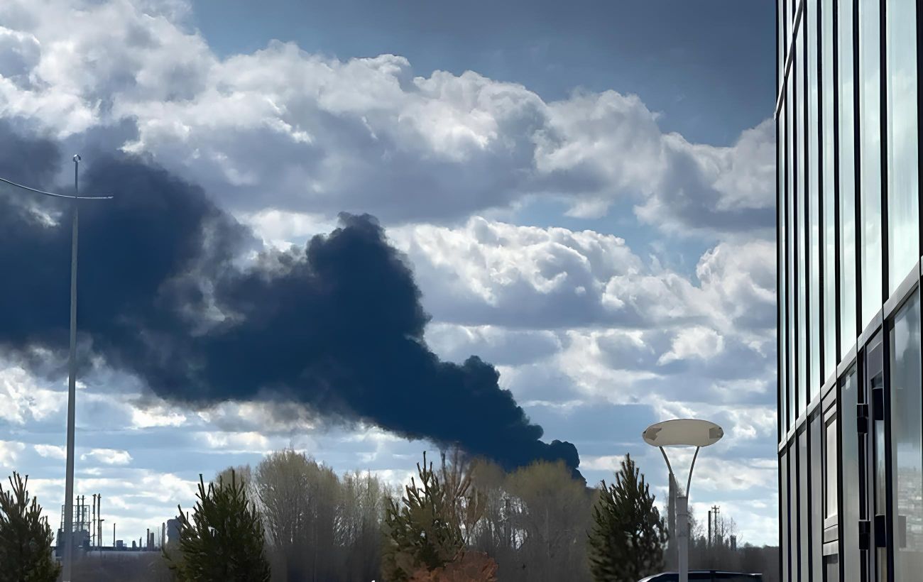 Фото до матеріалу: Українські дрони знищили нафтопереробний завод у Пермі: евакуація та дим на 450 км