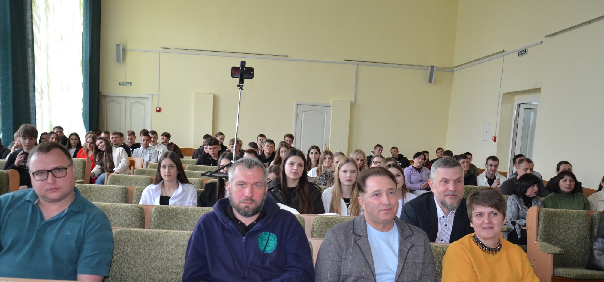 Фото до матеріалу: Студенти Шацького лісового коледжу влаштували святковий вечір для бухгалтерів