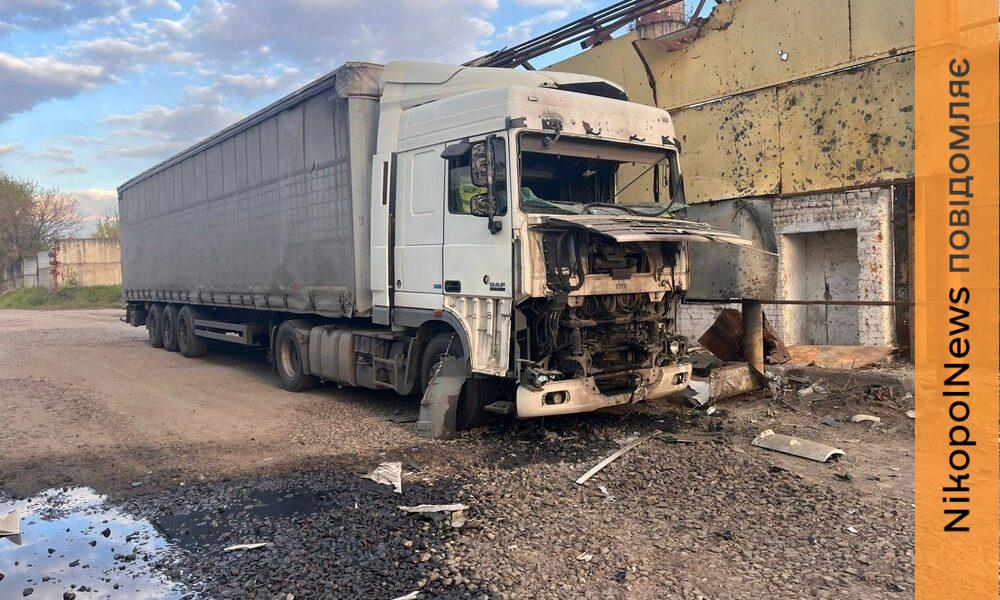 Фото до матеріалу: Обстріл Нікополя та району: поранений, пошкоджено житло та транспорт