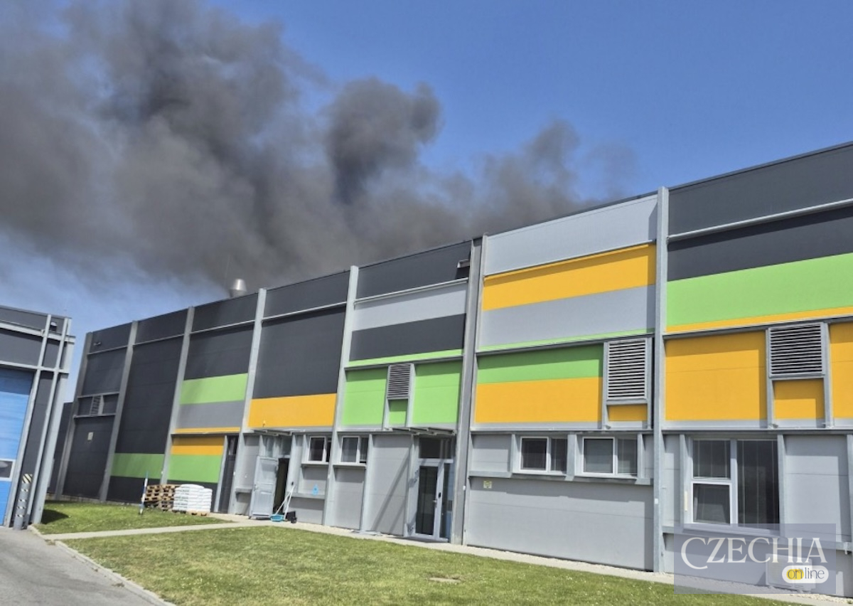 Фото до матеріалу: Пожежа на підприємстві прем'єра Чехії: згорів гігантський інкубатор Agrofert