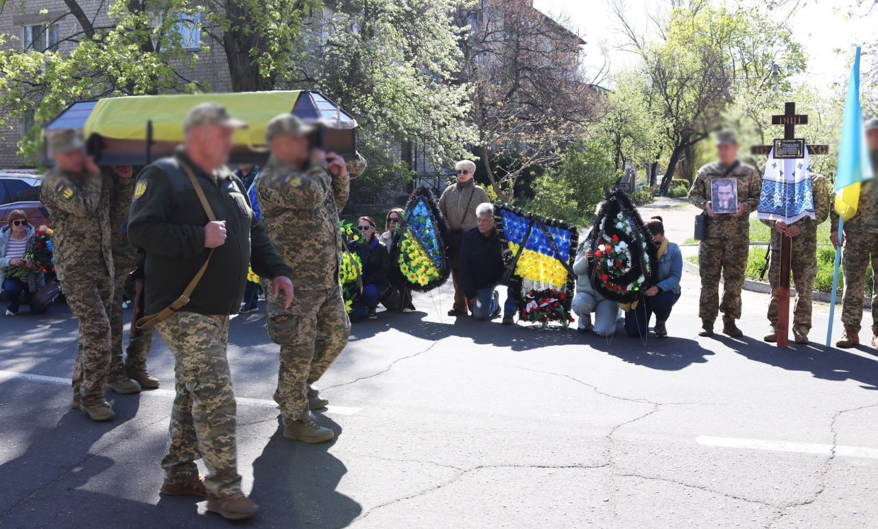 Фото до матеріалу: У Світловодській громаді попрощалися з загиблим танкістом Костянтином Риженком