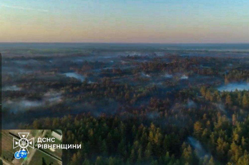 Фото до матеріалу: На Сарненщині ліквідують пожежу на площі 90 гектарів: загрози населенню немає