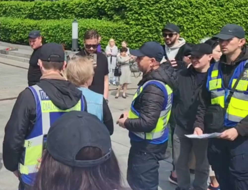 Фото до матеріалу: Київ, 9 травня: поліцейський скандал біля меморіалу Вічної Слави через радянські пісні