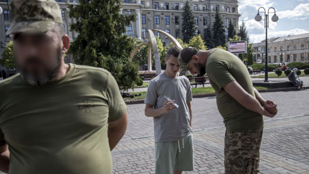 Фото до матеріалу: Смартфони поза законом: чому в ТЦК діє сувора заборона на мобільні телефони
