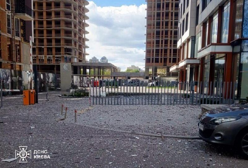 Фото до матеріалу: Російський удар по Києву: пошкодження у двох районах та постраждалі