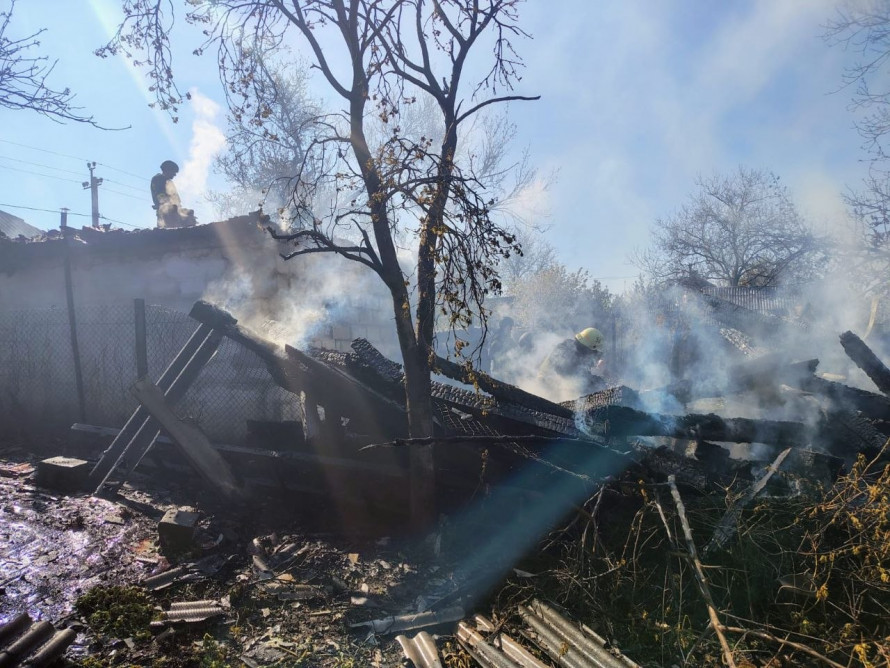 Фото до матеріалу: У Кам'янському районі загорілася господарча споруда після падіння дрона