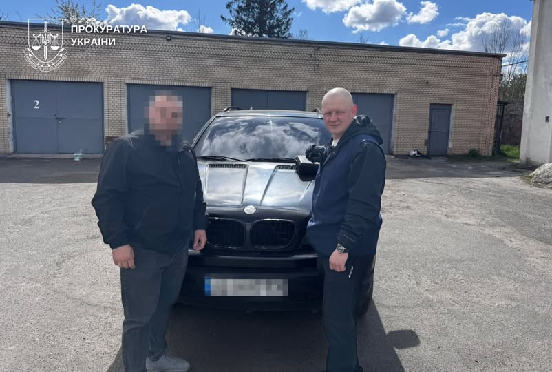 Фото до матеріалу: На Хмельниччині війську передали вилучений у криміналістів BMW X5