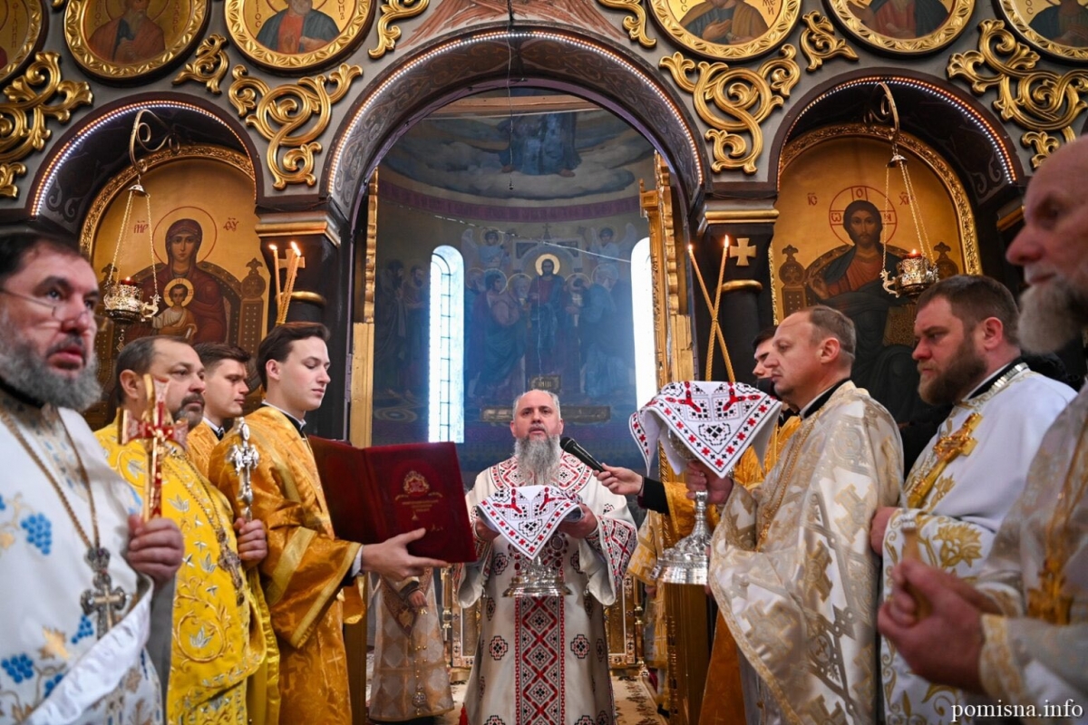 Фото до матеріалу: Митрополит Епіфаній оновив Свято-Успенський собор у Володимирі: фото з богослужіння