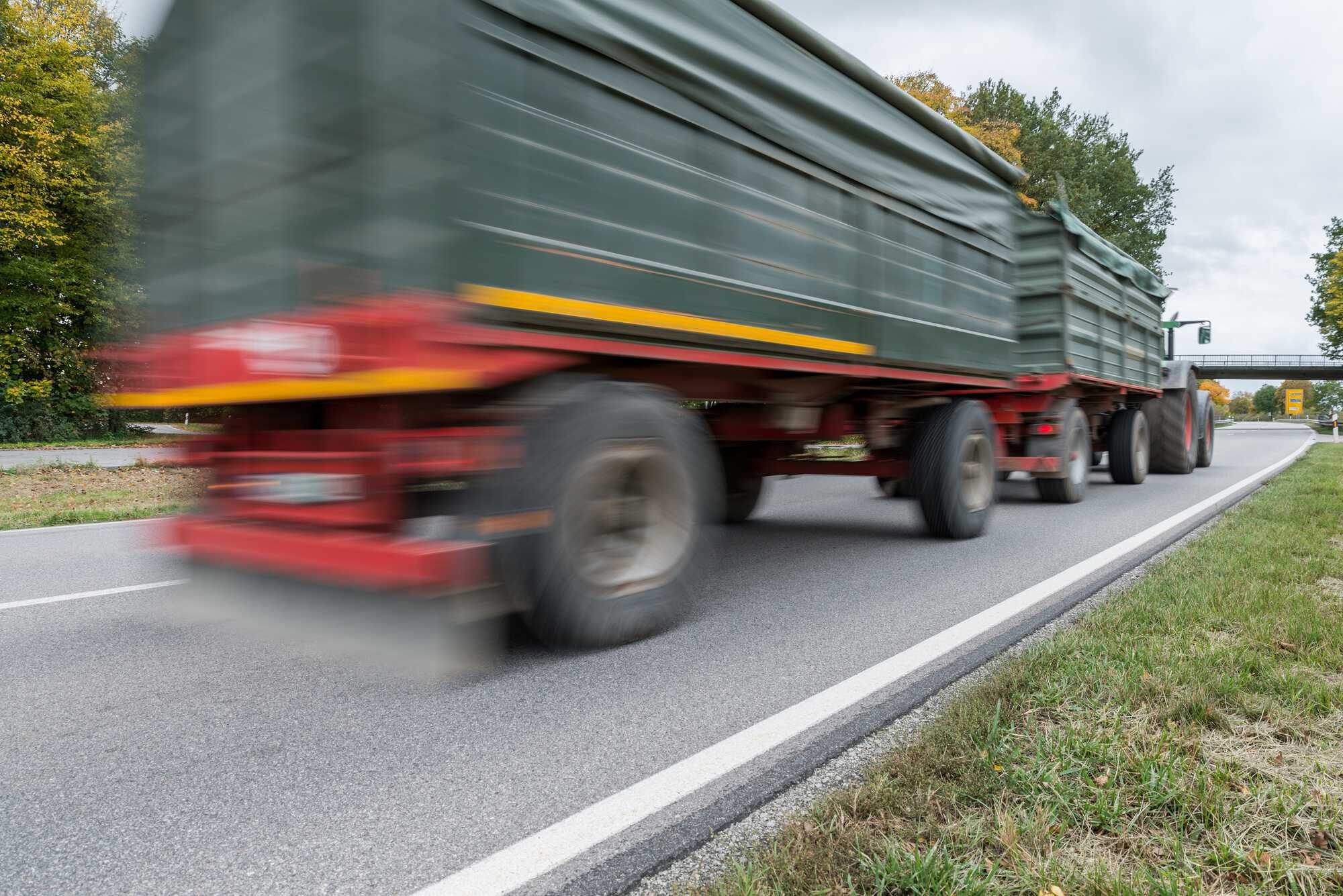 Фото до матеріалу: Понад 500 аварій з тракторами щороку: що радять експерти для профілактики
