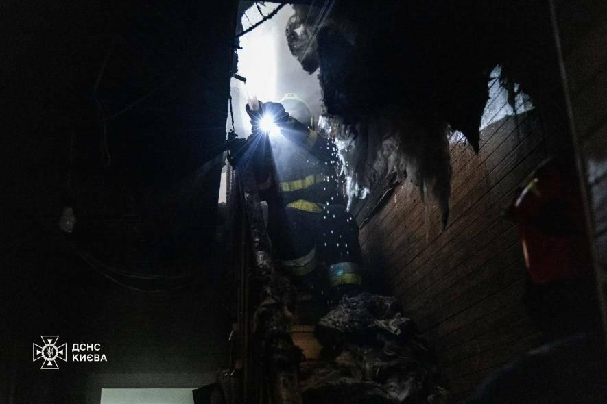 Фото до матеріалу: У Києві вогонь із дивану охопив дах будинку: що стало причиною