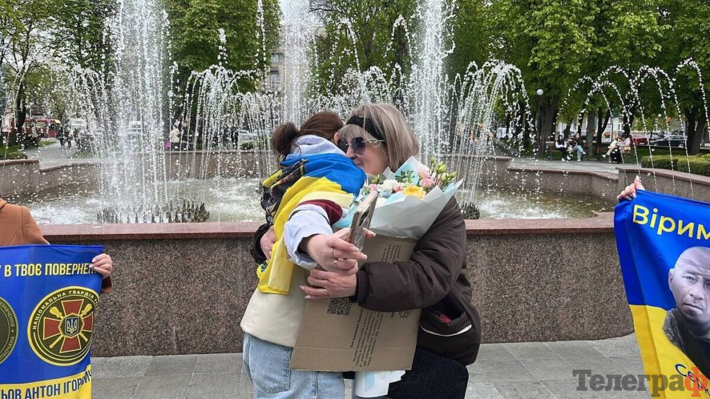 Фото до матеріалу: Мати звільненого з полону Оксана Карабутова: «Я дочекалася сина!»