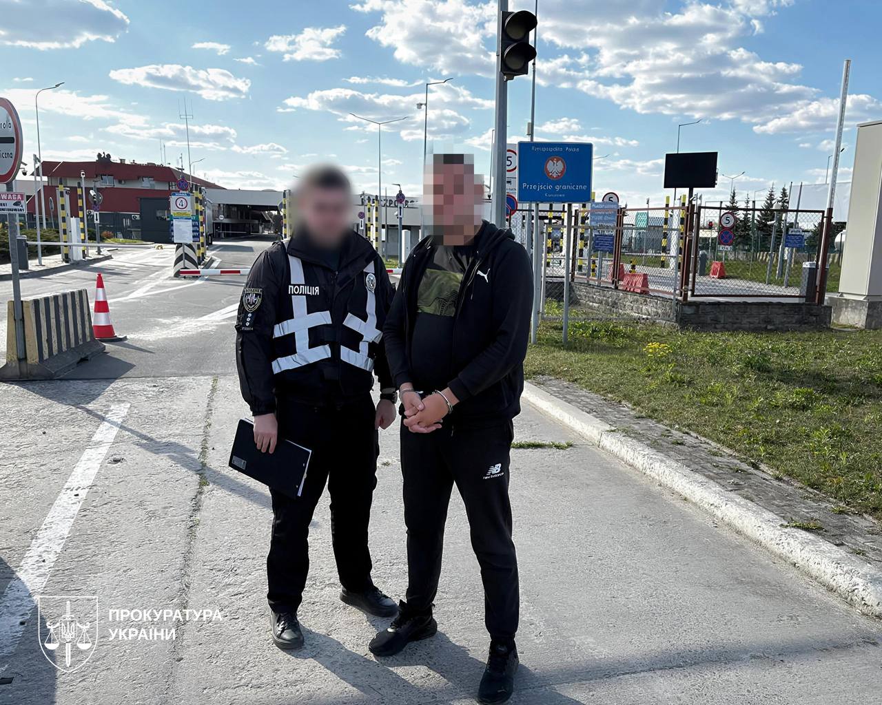 Фото до матеріалу: До України екстрадовано організатора міжнародної мережі підробки документів