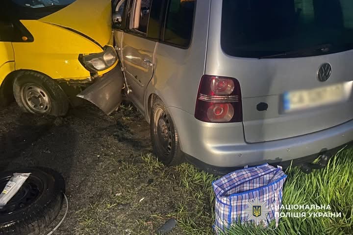 Фото до матеріалу: ДТП на трасі під Черкасами: мікроавтобус виїхав на зустрічну смугу, четверо постраждалих у лікарні