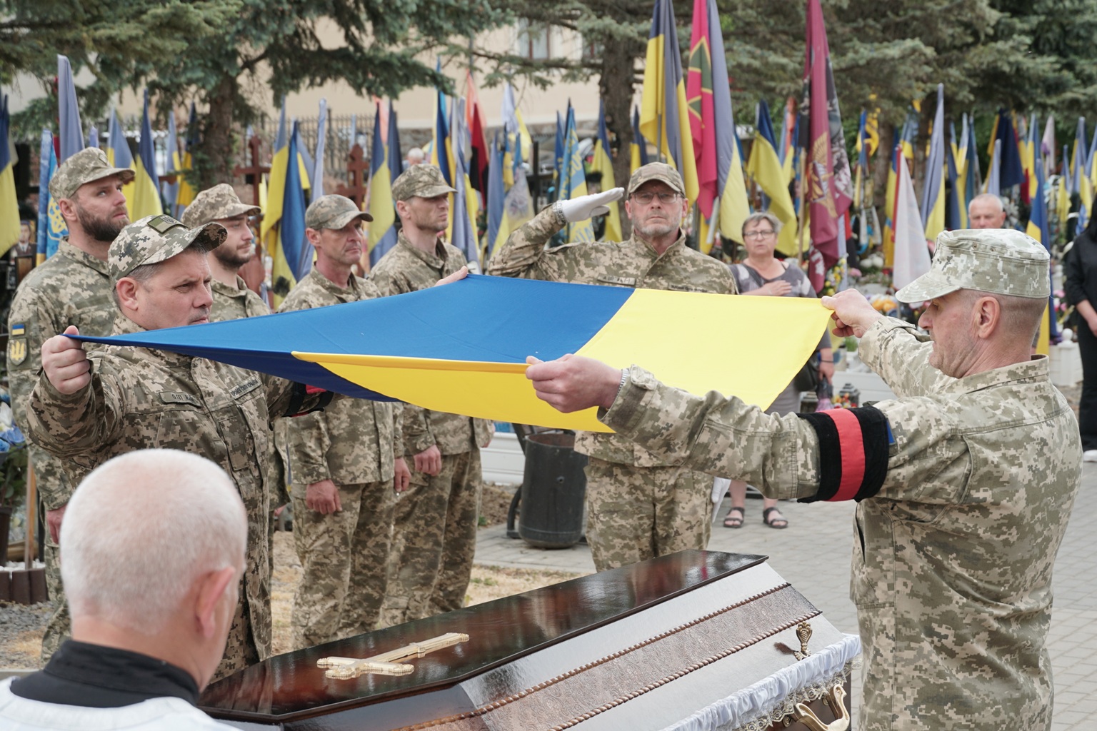 Фото до матеріалу: В Ужгороді провели в останню путь зниклого безвісти захисника Володимира Тарапату