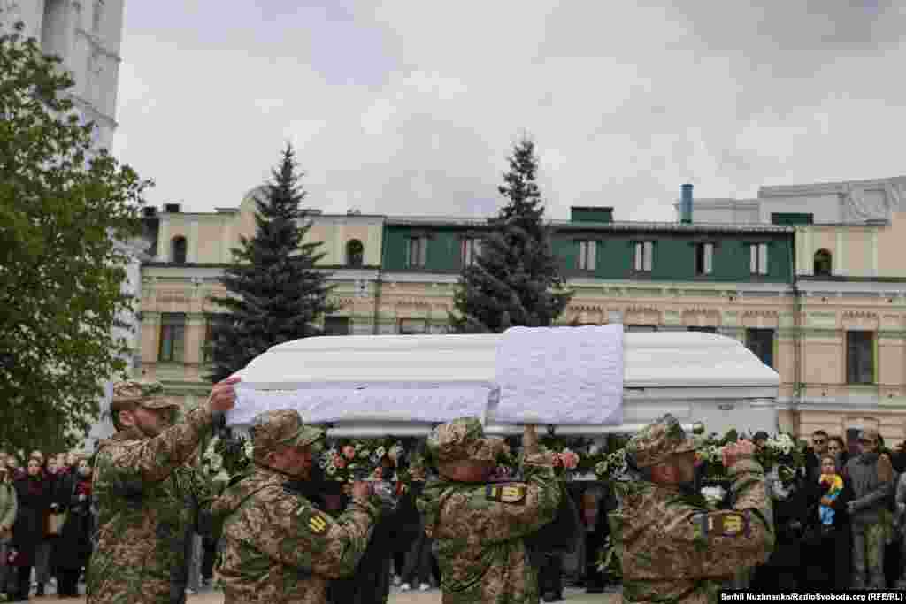 Фото до матеріалу: У Києві попрощалися з офіцеркою Вікторією Бобровою на прізвисько «Квітка»