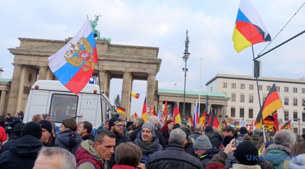 Фото до матеріалу: Берлін дозволив українську символіку на День Незалежності, заборонив російську та радянську