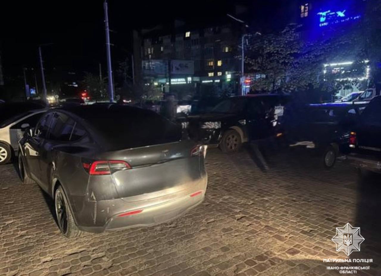 Фото до матеріалу: П'яний водій Tesla зупинили на вулиці Крива в Івано-Франківську