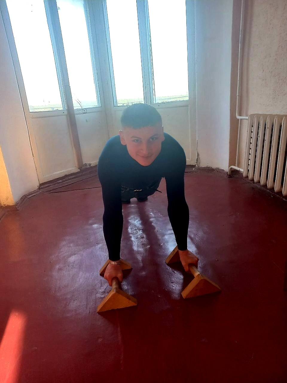 Фото до матеріалу: Сергій Полюх став переможцем змагань з відтискання в Старій Вижівці