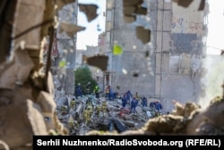 Фото до матеріалу: Київ: День жалоби. Російський удар завдав серйозні збитки житловим будинкам