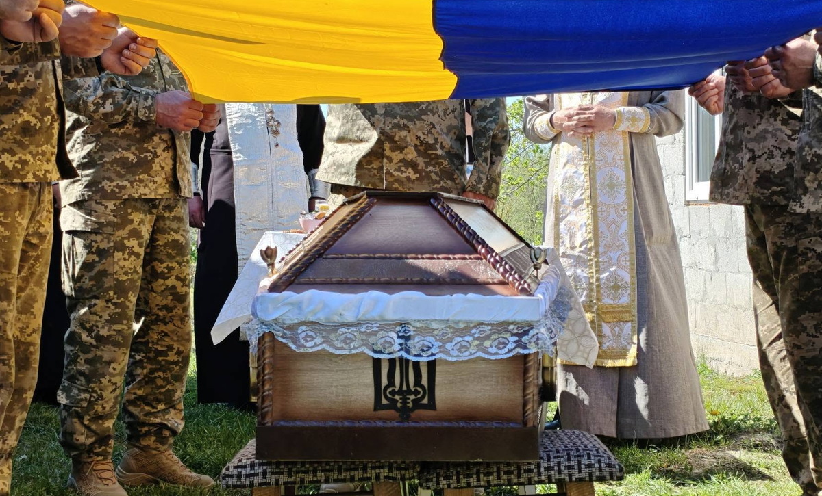 Фото до матеріалу: Прощання з п'ятьма героями: на Хмельниччині та Вінниччині віддали шану загиблим захисникам