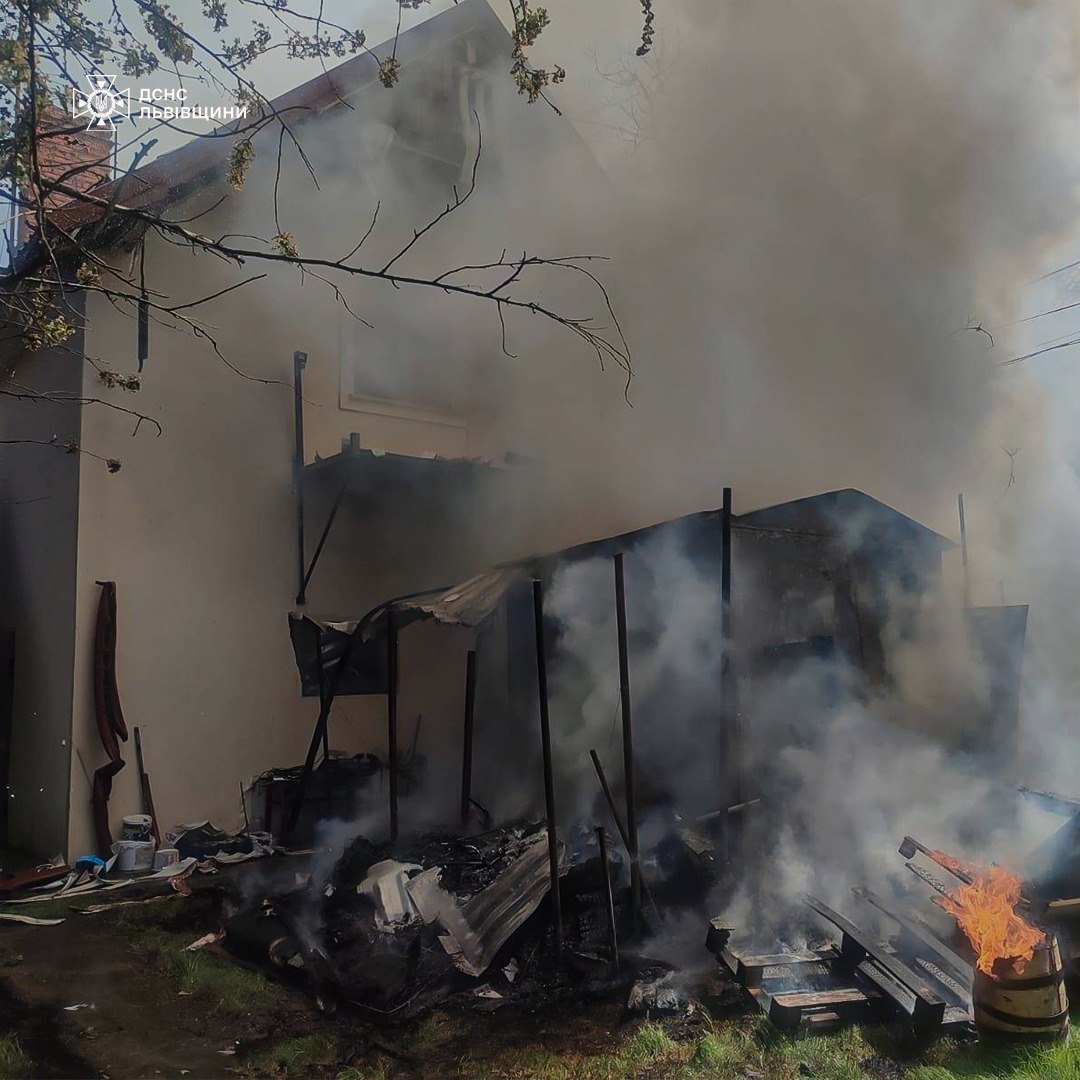 Фото до матеріалу: Пожежа в садовому товаристві біля Львова: рятувальники врятували будинок від знищення