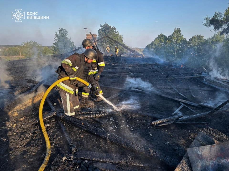 Фото до матеріалу: Нічна атака дронів на Київщину: у Фастівському районі пошкоджено дитсадок та житлові будинки