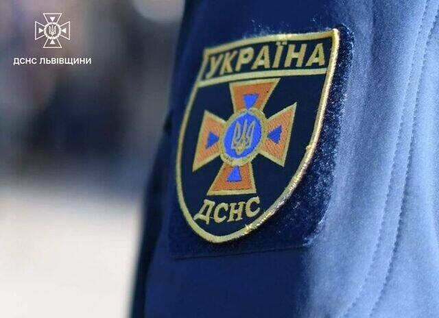 Фото до матеріалу: У Львові рятувальники відчинили квартиру, де залишився трирічний хлопчик