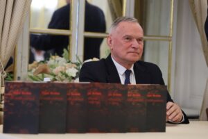Фото до матеріалу: Тарас Возняк презентував 14-й том праць у Львові під час повітряної тривоги
