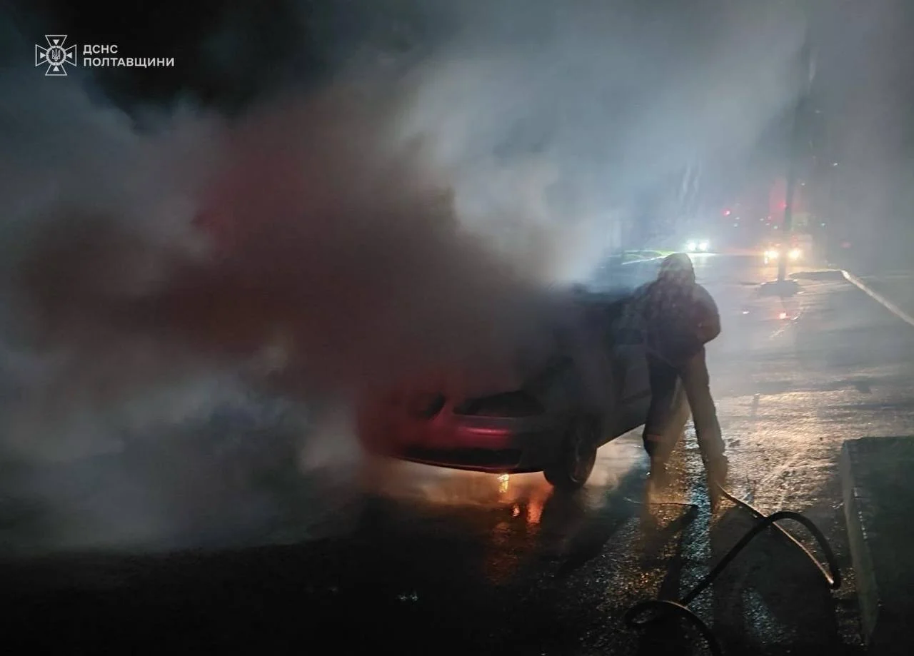 Фото до матеріалу: У Кременчуці вночі горів легковик: рятувальники підозрюють підпал