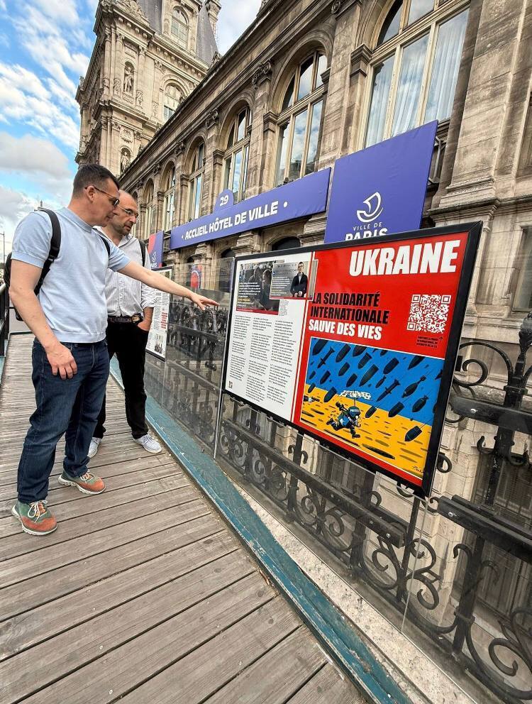 Фото до матеріалу: Українські журналісти на фотостенді в Парижі: як солідарність рятує життя
