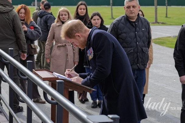 Фото до матеріалу: Принц Гаррі відвідав меморіальний цвинтар у Києві та поклав квіти загиблим захисникам