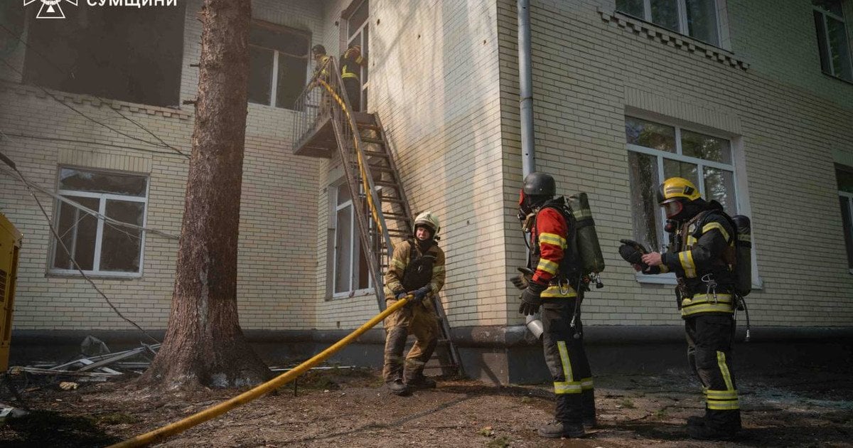 Фото до матеріалу: Королева Максима в елегантному образі з величезним намистом на шиї відвідала святковий концерт