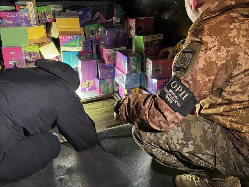 Фото до матеріалу: Прикордонники у Устилугу вилучили на 2,68 млн грн контрабандні електронні сигарети