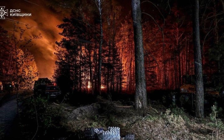 Фото до матеріалу: Лісова пожежа в Зоні відчуження: вогонь охопив 1200 гектарів, ситуація під контролем