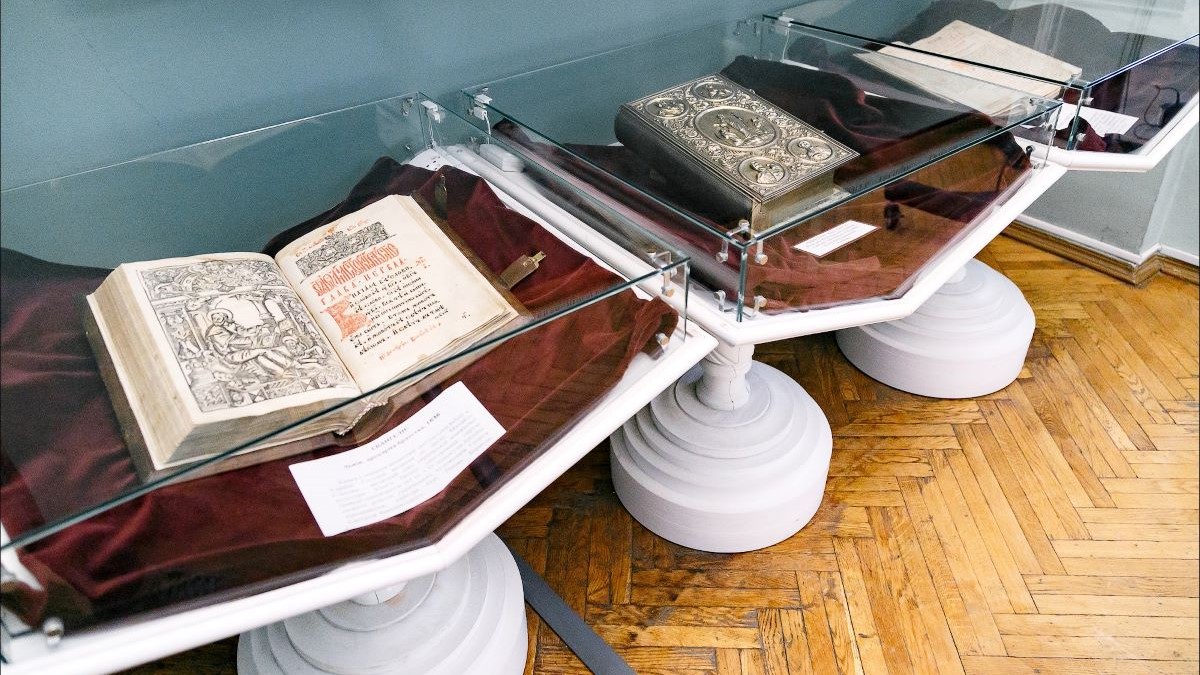 Фото до матеріалу: Прокляті книжки, Пересопницьке Євангеліє та подарунки від СБУ: що варто побачити в Музеї книги і друкарства України