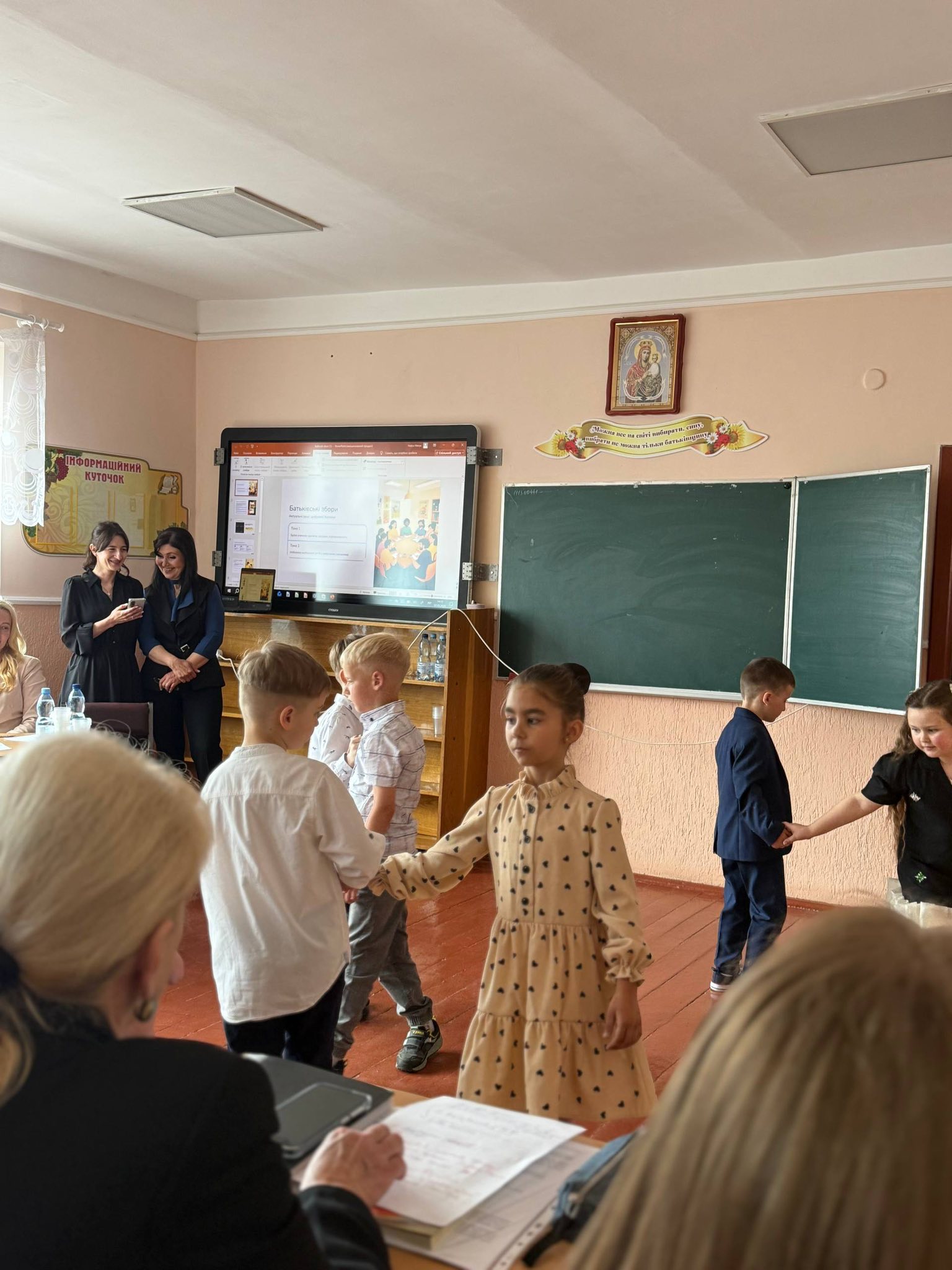 Фото до матеріалу: Батьки Свалявського ЗЗСО №2 обговорили цифрову безпеку дітей