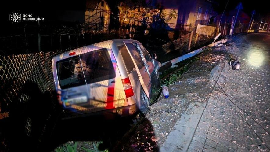 Фото до матеріалу: У нічній ДТП у Львові водія затисло в салоні автомобіля